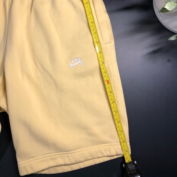 [SOLD] Mens Light Yellow Nike SB Shorts [M] - Picture 6 of 9